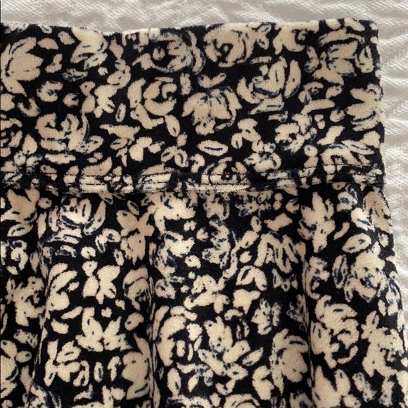 Hollister Velour Black & White Floral Skater Skirt - Picture 4 of 4